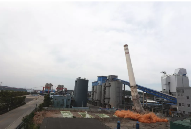 爆破测量仪器直击:宜昌猇亭热电厂烟囱爆破 长江